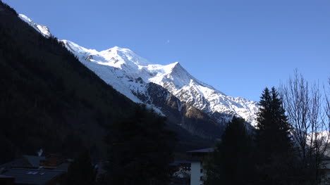 Francia-Mont-Blanc-Con-Luna-En-Cielo-Azul