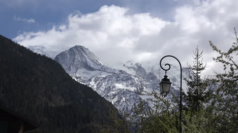Francia-Mont-Blanc-Con-Farola-Y-Nube