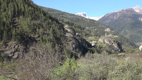 Francia-Torre-De-La-Iglesia-De-San-Julián-En-Medio-De-Los-árboles