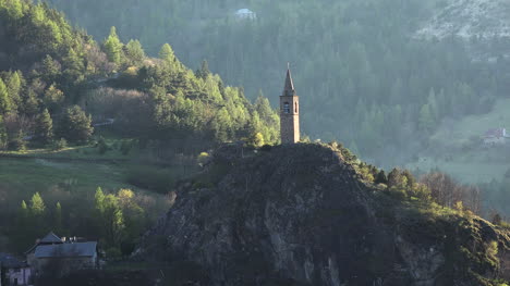 Frankreich-St-Julien-Kirchturm-Am-Abend