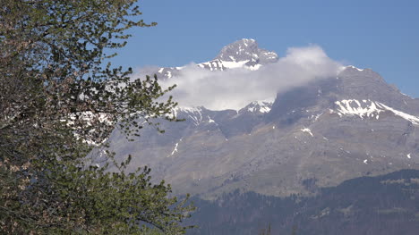Francia-Pico-Alpino-Gama-Aravis-Con-Hojas-De-Primavera