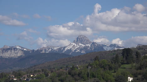 Francia-Pico-Alpino-Con-Lapso-De-Tiempo-De-Las-Nubes