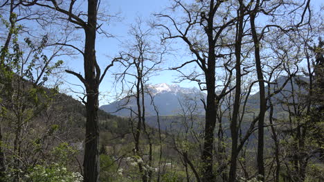 Francia-Un-Pico-Alpino-Visto-A-Través-De-Los-árboles