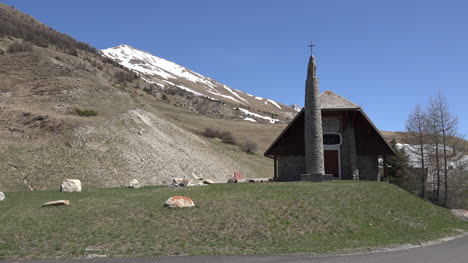 Frankreich-Auto-Fährt-An-Der-Kirche-In-Der-Nähe-Des-Lärchenpasses-Vorbei