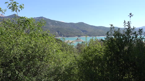 Frankreich-Kapelle-Auf-Der-Insel-In-Lac-Gewächshaus-Poncon