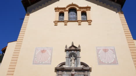 Francia-Fachada-De-La-Iglesia-En-Jausiers