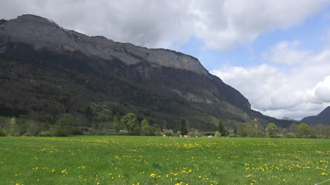 Francia-Pradera-Y-Montaña-Con-Nubes