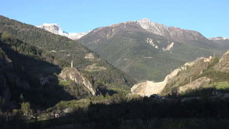 Frankreich-Bergblick-Mit-Kirchturm