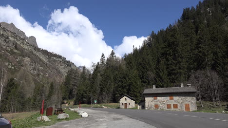 Frankreich-In-Der-Nähe-Von-Chamonix-Wolken-über-Aussicht-Mit-Steinhäusern