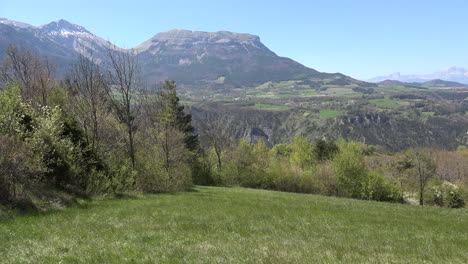 Barranco-De-Francia-Y-árboles-De-Primavera-En-El-Isere-Alta-Alpi