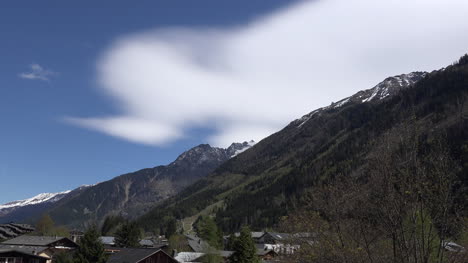Francia-Hoja-De-Nubes-Sobre-Las-Montañas-En-Chamonix