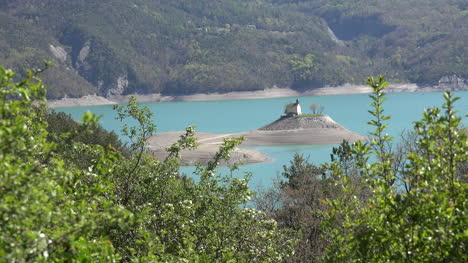 Frankreich-Vegetation-Umrahmt-Insel-In-Lac-Serre-Poncon