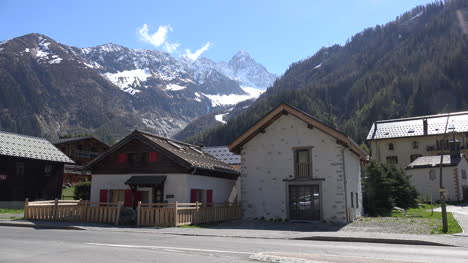 Frankreich-Dorf-Mit-Alpen-Dahinter