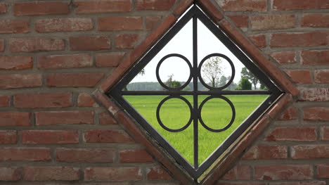 Blick-Auf-Die-Italienische-Poebene-Durch-Ein-Dreieckiges-Fenster