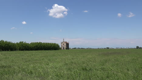 Italien-Küstenebene-Mit-Kapellenpfanne-Links