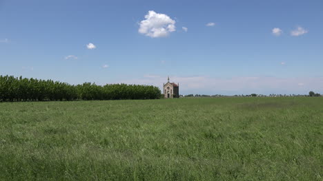 Italien-Küstenebene-Mit-Kapelle-Zoomt-Heran