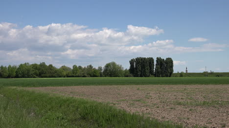 Italia-Llanura-Costera-Con-Trigo-Y-Campo-Arado