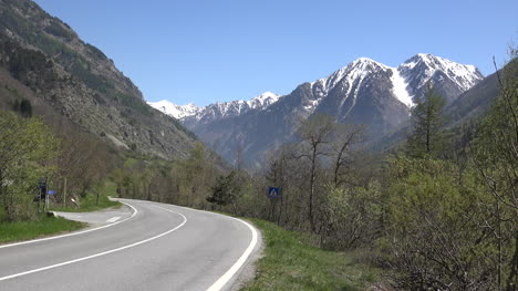 Italien-Schneebedeckter-Gipfel-über-Der-Alpenautobahn