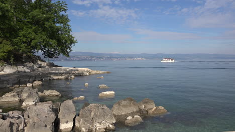 Croacia-Lovran-Boat-pasa-por-las-rocas