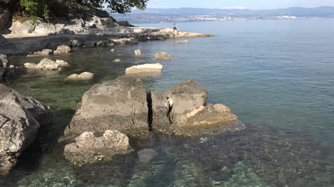 Kroatien-Felsen-Mit-Schwimmenden-Quallen