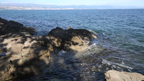 Kroatien-Schatten-Auf-Felsen-Bei-Flut