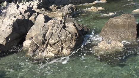 Croacia-agua-sobre-rocas-en-la-marea-alta