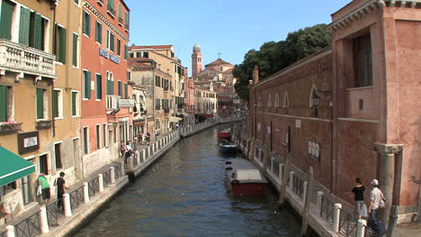 Kanal-Von-Venedig-Mit-Häusern-Und-Kirche
