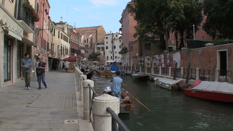 Acera-De-Venecia-Por-Un-Pequeño-Canal