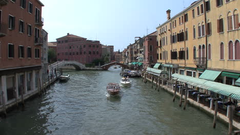 Barcos-De-Venecia-Y-Cafés-En-La-Acera