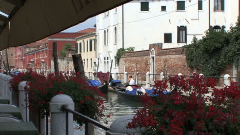 Venecia-Se-Acerca-En-Góndola