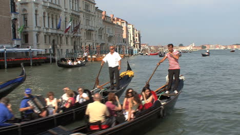 Venecia-Tres-Góndolas-Llenas-De-Turistas.