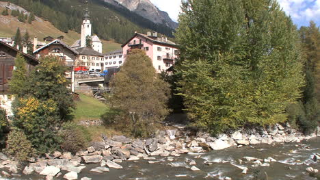 Schweiz-Rhein-Bei-Dorf-Splugen