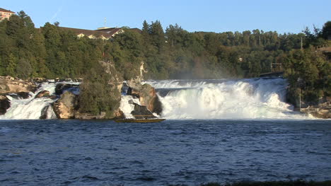 Schweiz-Rheinfall-Mittlere-Ansicht