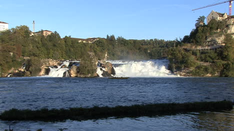 Schweiz-Rheinfall-Zoomt-Heraus