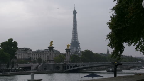 París,-La-Torre-Eiffel-A-Través-De-Pont-Alexandre-III-En-Un-Día-Sombrío