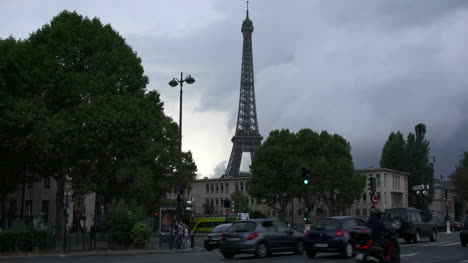 Torre-Eiffel-De-París-Con-Mucho-Tráfico