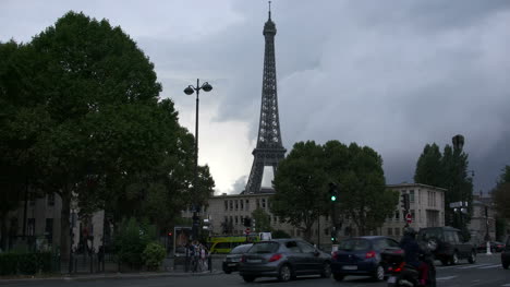 Paris-Eiffel-Tower-with-lots-of-traffic