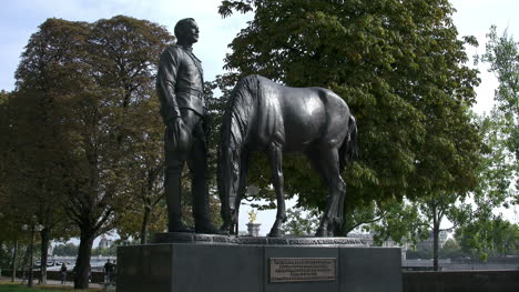 Paris-hero-with-horse-statue