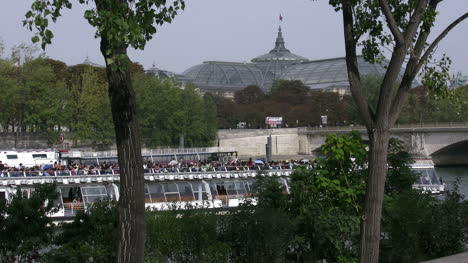 Paris-Seine-Mit-Boot-Und-Fernem-Palast