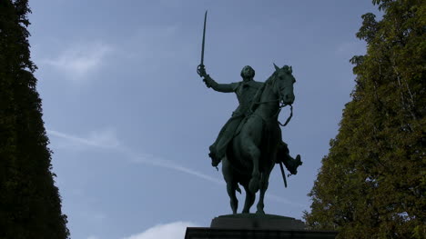 Vista-Frontal-De-La-Estatua-De-Fayette-De-París