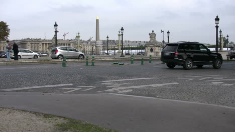 Pariser-Mann-Macht-Foto-Und-Verkehr-Mit-Dem-Obelisken