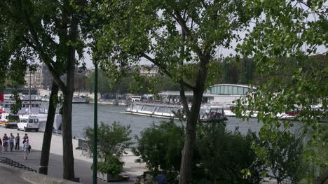 Paris-Seine-with-walk-way-and-boat