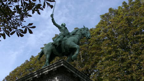 Vista-Lateral-De-La-Estatua-De-París-Lafayette