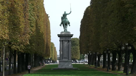 La-Estatua-De-París-Lafayette-Se-Acerca