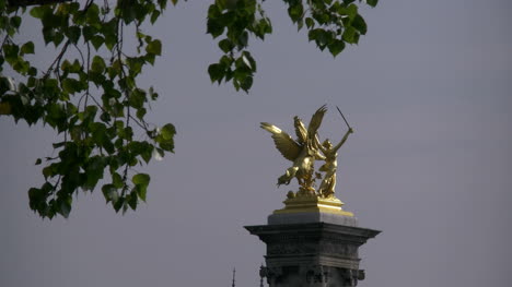 Estatua-De-La-Victoria-De-París-Pont-Alexandre-Iii