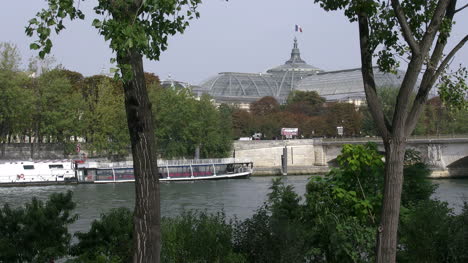 Paris-Grand-Palace-Jenseits-Des-Flusses