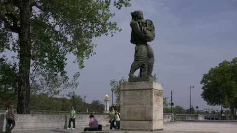Paris-people-walk-by-statue