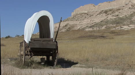 Nebraska-Scotts-Bluff-covered-wagon-on-Oregon-Trail