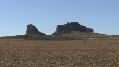 Nebraska-Courthouse-Rock-and-Jail-Rock-in-the-distant
