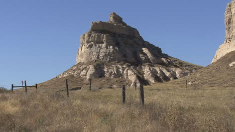 Nebraska-Courthouse-Rock-and-fence